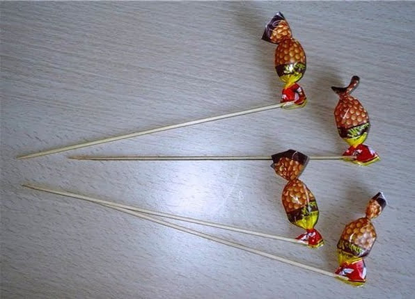 Fix the candy to the wooden skewer
