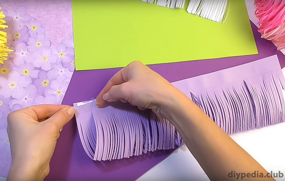 Papier mit Klebeband kleben, um eine Blume zu machen