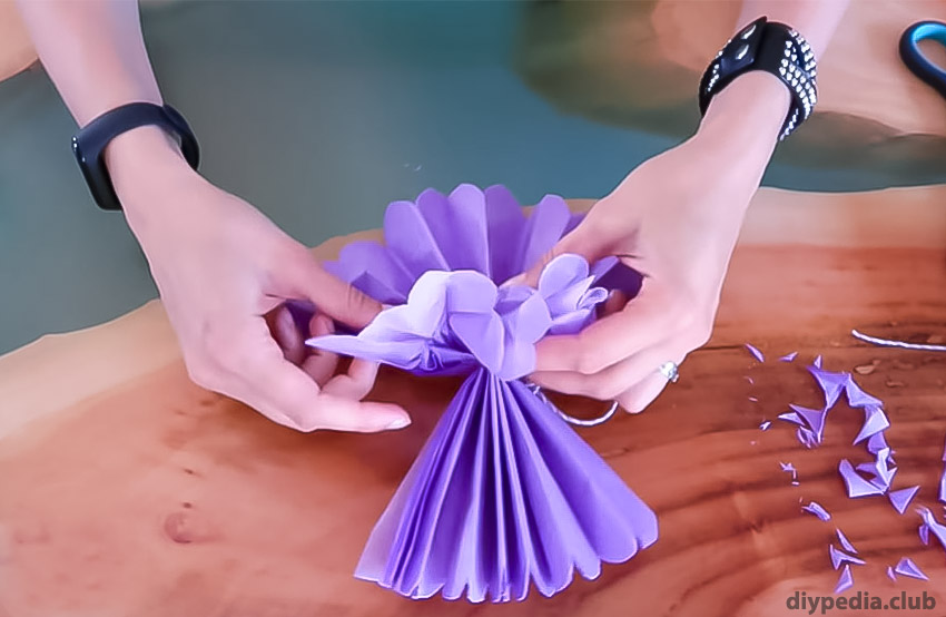 flores feitas de papel com suas próprias mãos