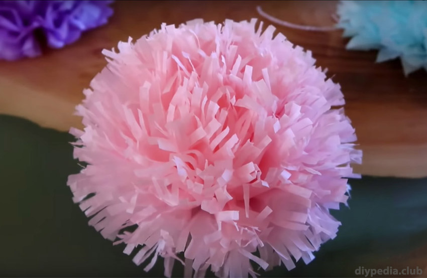 wie man rosa Blumen aus Papier mit eigenen Händen macht